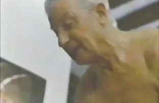XXX مربی مربوطه یک جوراب سکسی را قصص جنسيه محارم امهات در جوراب ساق بلند می کند
