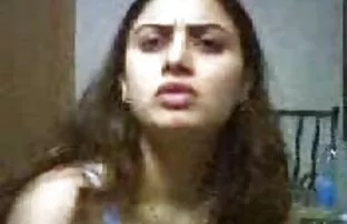 XXX عزیزم و دوست پسر دوست پسر به آرامی اندام تناسلی را جلوی یک وب کم می لیزند قصص جنس 2019