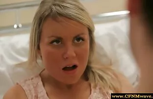 XXX یک دختر 18 ساله روسی با تیغ تیغ جنسی مقعد را قصص وحكايات سكس امتحان کرد