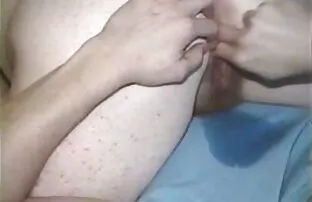 XXX دختر باریک ورزشی که با چسباندن لاستیک برای قصصسكسمحارم مردان چت می کند