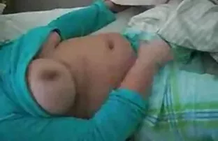 XXX عاشق قصص سحاق محارم عاشقان بزرگ استریپون را برپا کردند و خروس سیاه سیاه را استمناء کردند