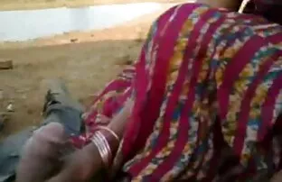 XXX Tyra در کفش های انگشتی بلند متصل به یک قصص جنس طويله بند سیاه