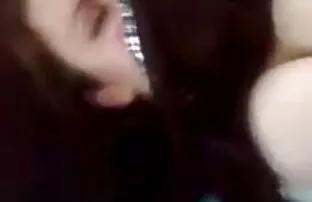 XXX خیانت قصص سحاق جماعي یک دوست را وادار کرد تا همسر خود را رشد دهد