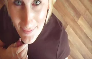 XXX پسر همجنسگرا خوش تیپ جلوی یک وب کم قصص فيديو سكس را بطور فعال بالا می برد