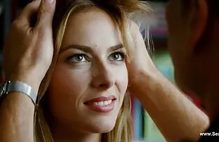 XXX یک نوزاد کوچک خانگی یک کتاب می خواند و با دستانش قصص سكس جديده محارم احساس گرما می کند
