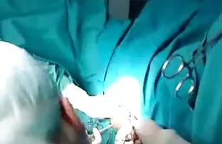 XXX دو شلوار جوراب ساق بلند واژن را در آغوش جنس قصص می گیرد