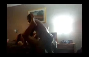 XXX دختری در بدن زیبا یک کرست را قصص سكس لواط اندازه گیری می کند