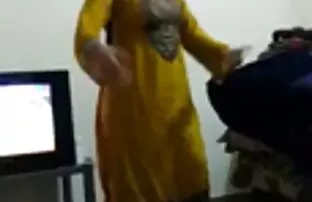 XXX زنی با سینه های زیبا روی نوک سینه های بزرگ خود فرو می رود قصص سكس س