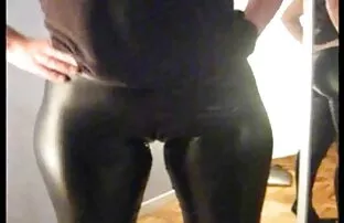 XXX دو جوان در دهان و فلام سكس قصه مقعد روی تخت می خندند