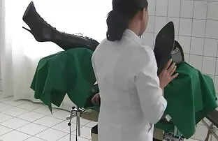 XXX همجنسگرایان ساق پا ، در حالی که ماساژ قصص سكسك محارم وابسته به عشق شهوانی بر روی مبل است