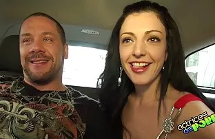XXX مرد ریش دار دوربین مدل لاغر را در یک کرست روی مبل قصص سكس ماما fucks می کند