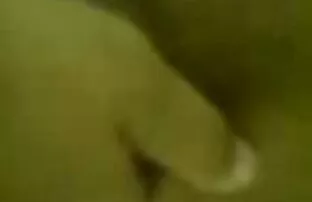 XXX جوجه خال کوبی شده با یک افلام سكس واقعية چهره جنسی زرق و برق دار در کنار استخر