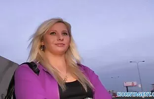 XXX استاد ماساژها دختری را روی میز قصص جنسية زوجتي قرار می دهد