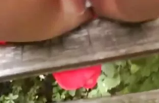 XXX یک دختر کوچک جلوی دوربین مخفی لباس های افلام اباحيه قصص اتاق خواب را عوض می کند