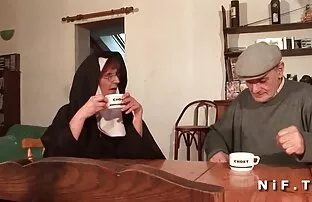 XXX دختری که دستکش پوشیده بود به آرامی از مرد قصص سكس سادية غنیمتش پرید
