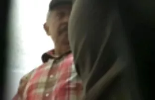 XXX مرد دلسوز با یك بالغ بالغ كه در نقط Young قصص جنسية ريم جوانی می افتد ، گرفتار می شود