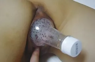 XXX Busty قًصّصّ سِكِسِ مٌحُارَمٌ ورزش بلوند اشیاء مختلفی را در برده مقعد مشاهده می کند