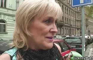 XXX مادر شلخته به دختر می قصص جنسيه مثيره جديده آموزد که خروس عاشق خود را مک کند