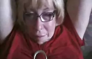 XXX Milf منحرف شده جوراب شلواری قصص سكس اجنبي کثیف را از اسپرم نشان می دهد و فتای را اغوا می کند
